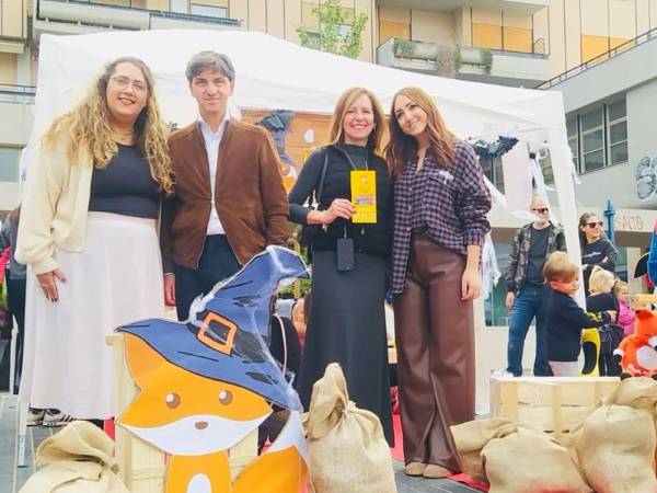 TANTI BAMBINI IN PIAZZA PER IL LABORATORIO SU HALLOWEEN