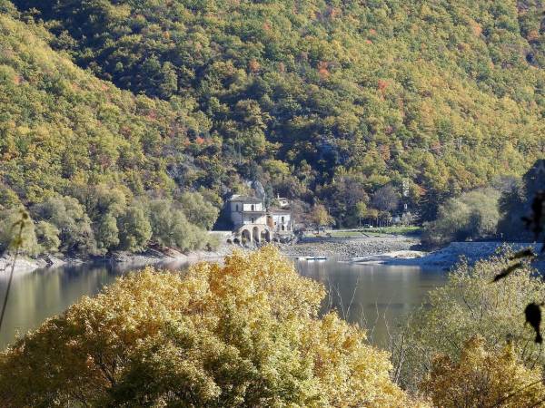 Ad Amarena, mia concittadina e confidente IL FOLIAGE AL LAGO DI SCANNO