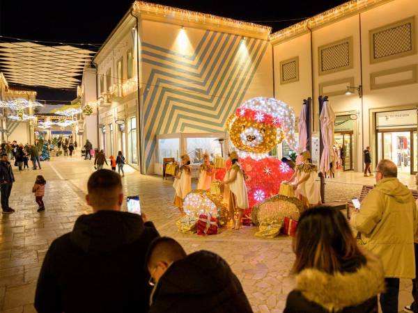 Il Città Sant’Angelo Outlet Village si illumina di magia