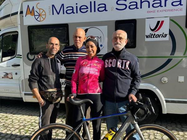 Dalla Maiella al Sahara: il viaggio solidale in bici di Latifa Benharara