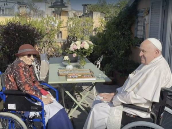 Papa Francesco in visita a casa di Emma Bonino