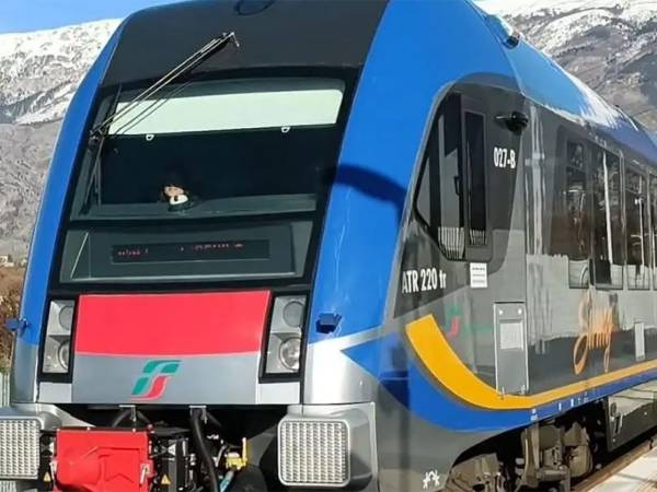 Arrivo a Sulmona del treno veloce Pescara-L'Aquila