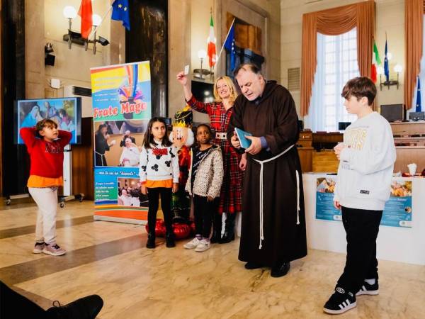 Grande festa con i bambini delle scuole pescaresi nella sala consiliare del Comune