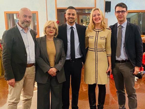 I bambini del Nido La Conchiglia<br>incontrano gli anziani della casa albergo La Pineta