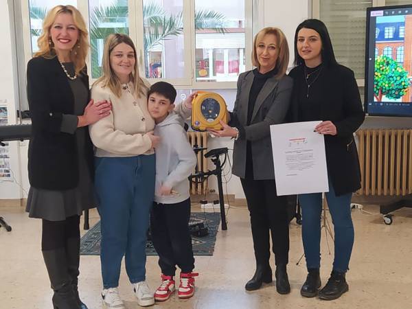 L'ASSOCIAZIONE "CROMOSOMA DELLA FELICITÀ"  DONA UN DEFIBRILLATORE ALLA "FOSCOLO" 