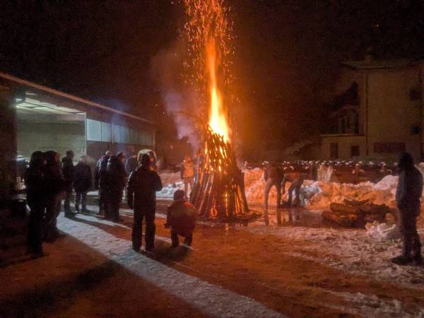 Con la “Fanoglia dei Giovani” sono iniziati a Villalago<br>i riti del fuoco in onore di San Domenico Abate