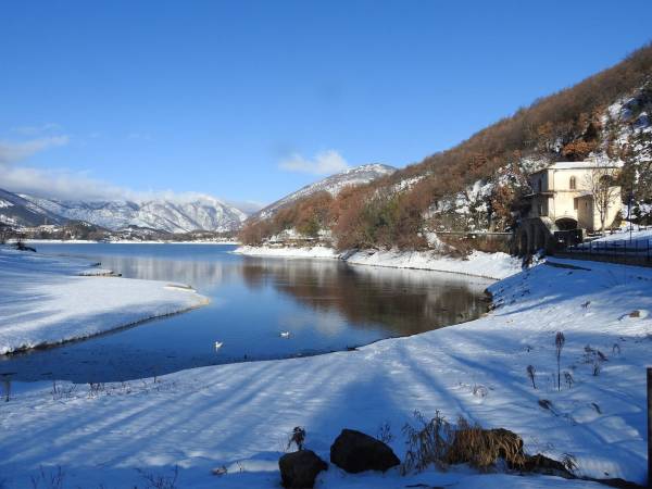 I paesi con un bianco mantello:<br>Scanno e Villalago