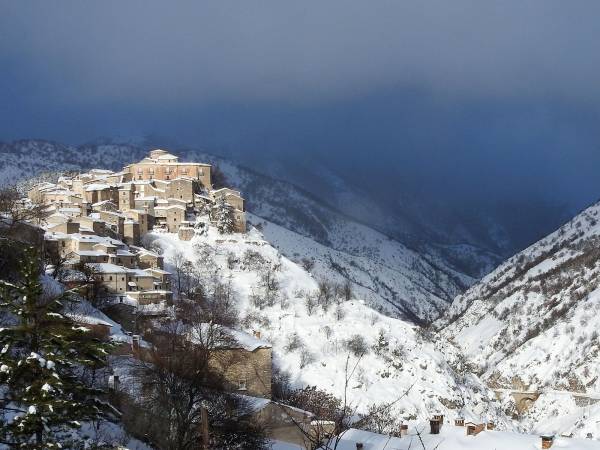 I paesi con un bianco mantello: Scanno e Villalago