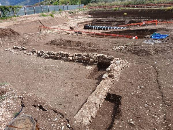 TIRABASSI PENSA A SULMONALAND MENTRE LA STORIA E LA CULTURA DELLA CITTÀ VANNO IN FRANTUMI SOTTO LE RUSPE