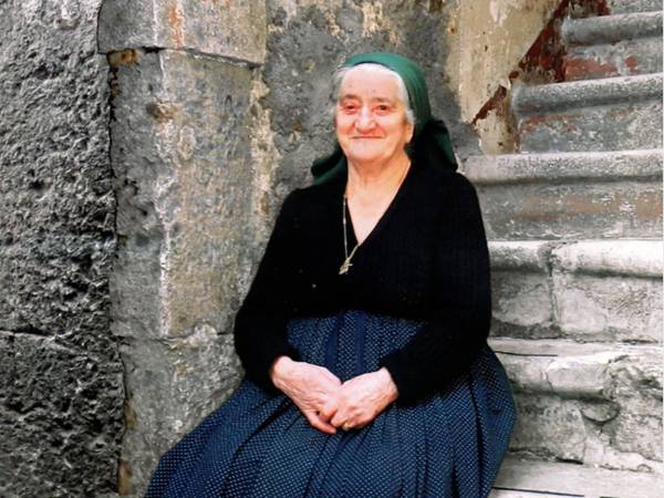 Auguri a Margherita Ciarletta, ultima scannese fedele al costume, per il suo 94° compleanno