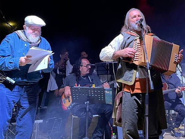 “Sulle tracce dei briganti”: Roppoppò e Elso Simone Serpentini in concerto a Senarica di Crognaleto 
