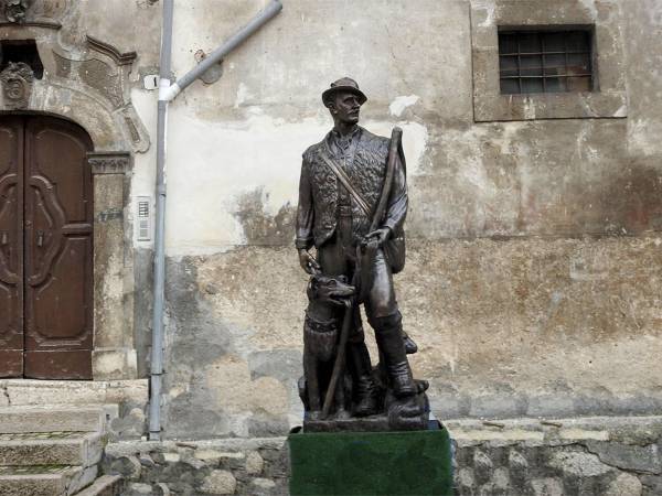 La statua del "Pastore Errante" di Scanno ha interrotto il programma della peregrinazione