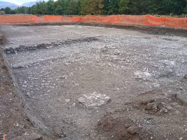 SPUNTA UNA COSTRUZIONE ROMANA LUNGO IL TRACCIATO DEL METANODOTTO