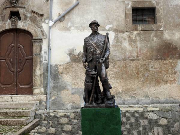 La statua del “Pastore errante” di Scanno è ora alla Codacchiola