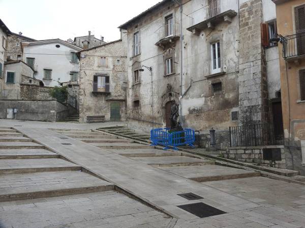 La statua del “Pastore errante” di Scanno è ora alla Codacchiola