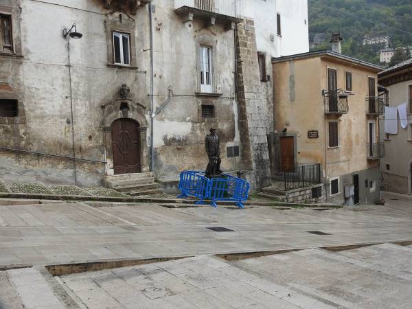 La statua del “Pastore errante” di Scanno è ora alla Codacchiola