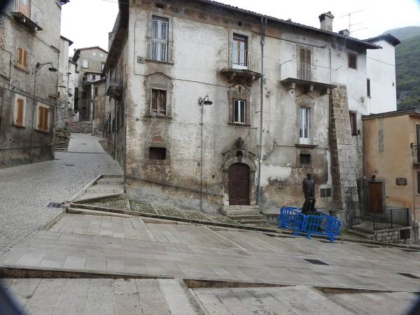 La statua del “Pastore errante” di Scanno è ora alla Codacchiola