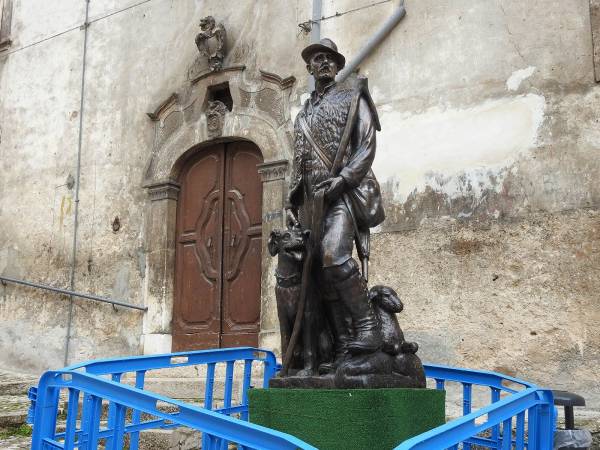 La statua del “Pastore errante” di Scanno è ora alla Codacchiola
