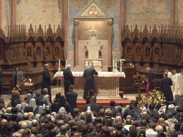Conclusione del pellegrinaggio ad Assisi con la benedizione all’Italia e al Mondo nel segno della pace