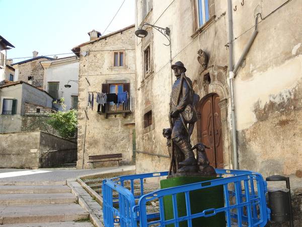 LA STATUA DEL “PASTORE ERRANTE” DI SCANNO È ANCORA IN PIAZZA CODACCHIOLA
