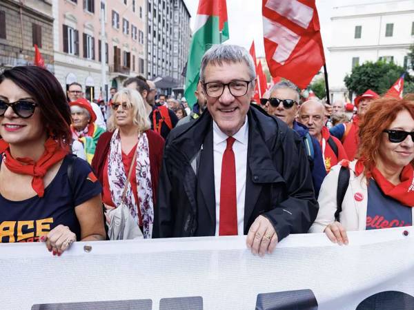Mentre Cisl e Uil firmano e portano a casa aumenti veri, la Cgil resta fuori dalla porta a sventolare bandiere.
