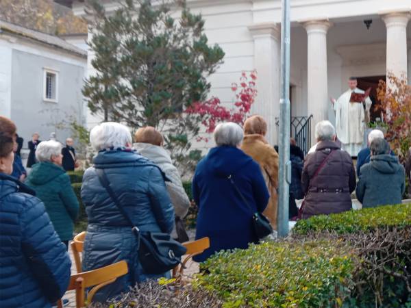 Celebrazione di Ognissanti al cimitero di Scanno