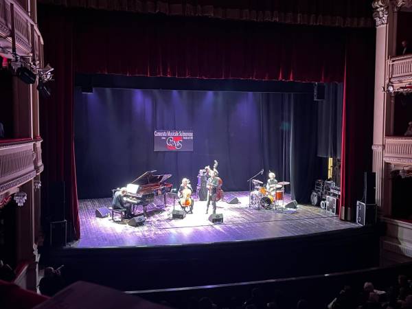 Il Teatro Maria Caniglia di Sulmona gremito celebra l’eleganza musicale di Sergio Cammariere