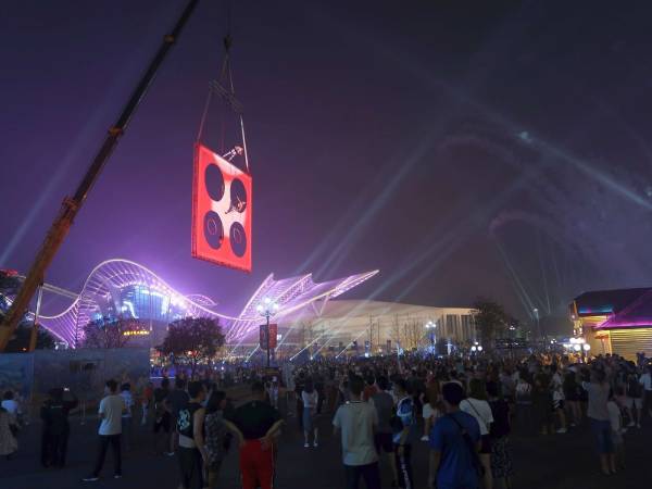 L'8 Dicembre uno spettacolo aereo acrobatico e l'accensione dell'albero in piazza con musica dal vivo