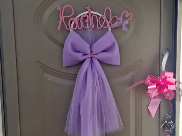 Un bocciolo fiorito tra una moltitudine di fiocchi rosa