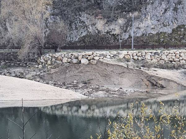 Smottamento del terreno alla foce del Fiume Tasso