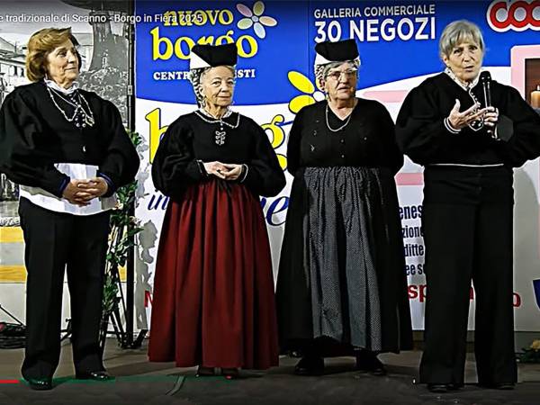 Ed ecco finalmente le ragazze e tutti a guardare!