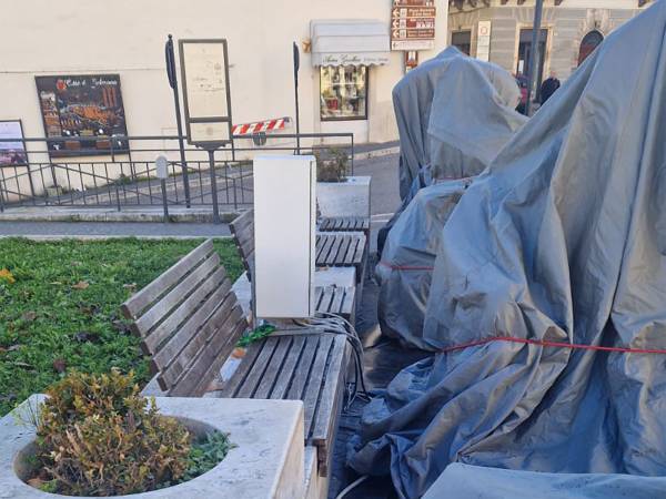Il Comune ripristini il corretto uso del marciapiede e delle panchine pubbliche