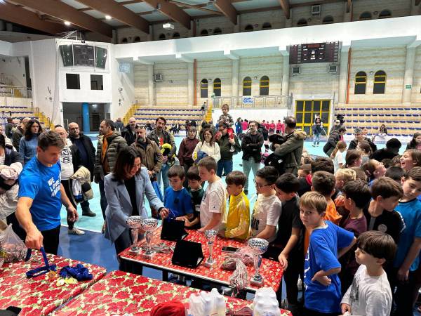 Grande festa dei bambini a Pescara al palazzetto Giovanni Paolo II: 300 partecipanti al "Torneo topolino" di pallamano 