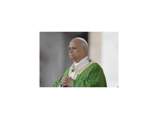 La spilla abruzzese dell’orafo Eugenio Di Rienzo sul Pallio del Papa