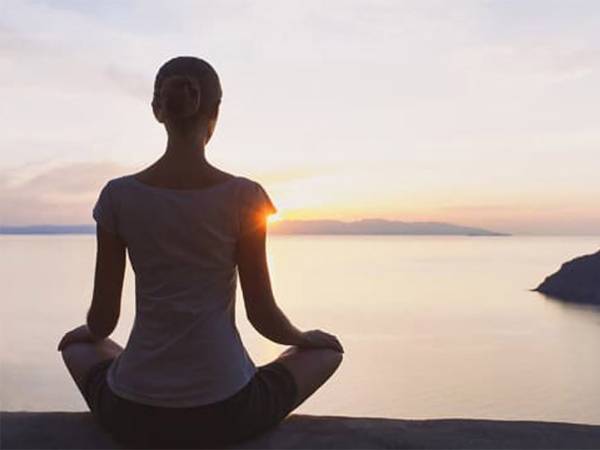 Uno studio rivela che 21 minuti di meditazione yogica potrebbero alleviare le tensioni familiari durante il Natale