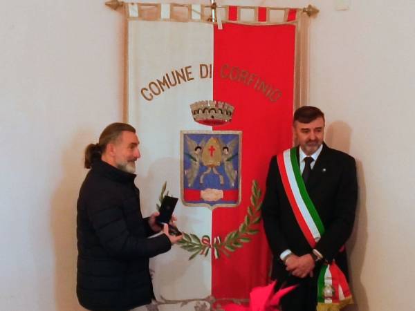 ROPPOPPÒ IL CANTASTORIE PREMIATO DAL COMUNE DI CORFINIO