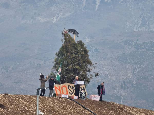 SULMONA: AMBIENTALISTI NO SNAM ENTRANO NEL CANTIERE DELLA CENTRALE CON PACCHI DONO PER L’ALBERO DI NATALE 