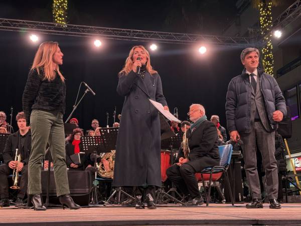 Musica e acrobazie aeree in piazza Salotto per aprire gli eventi di Natale
