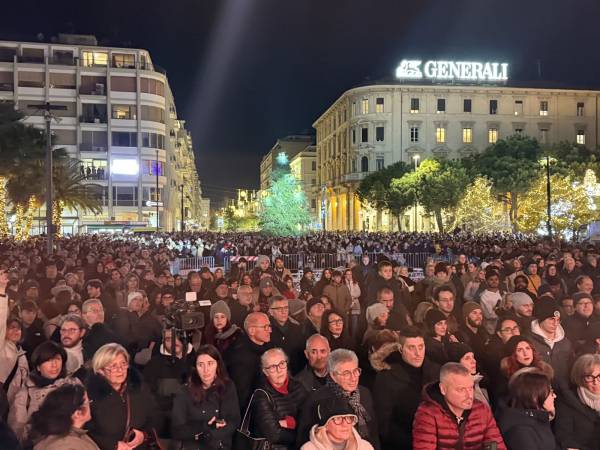 Musica e acrobazie aeree in piazza Salotto per aprire gli eventi di Natale