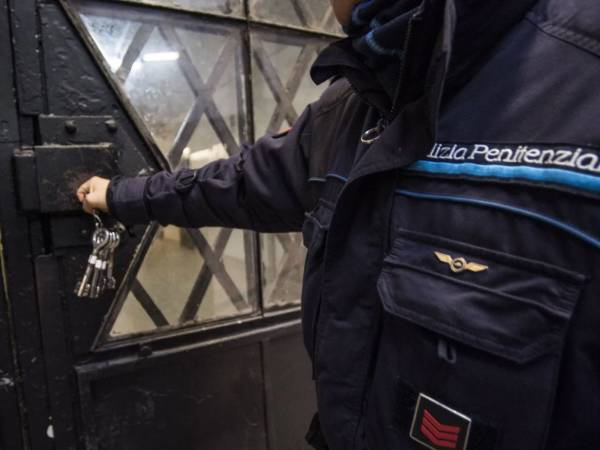 RIVOLTA NEL CARCERE DI PESCARA:  INCENDIO DOPO IL SUICIDIO DI UN DETENUTO