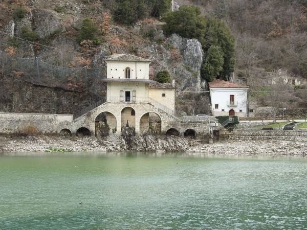 A proposito di lavori che iniziano, si fermano e ... Scanno: interventi di messa in sicurezza ex eremitaggio in località lago di Scanno