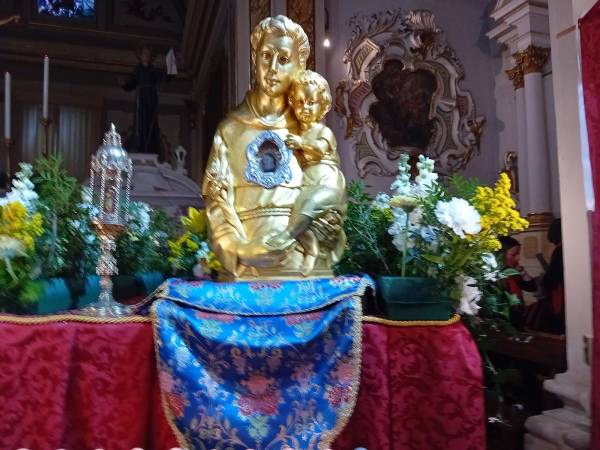 La parrocchia di Scanno in visita alla chiesa di Sant’Antonio di Sulmona per venerare le reliquie del Santo di Padova