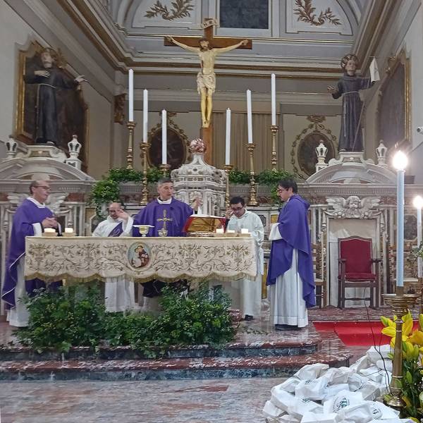 La parrocchia di Scanno in visita alla chiesa di Sant’Antonio di Sulmona per venerare le reliquie del Santo di Padova