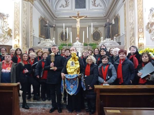 La parrocchia di Scanno in visita alla chiesa di Sant’Antonio di Sulmona per venerare le reliquie del Santo di Padova