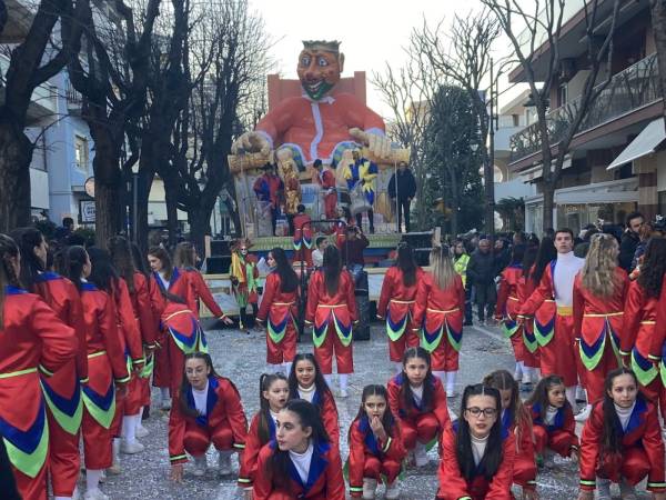 Il carnevale a Francavilla a Mare con la sfilata dei carri allegorici