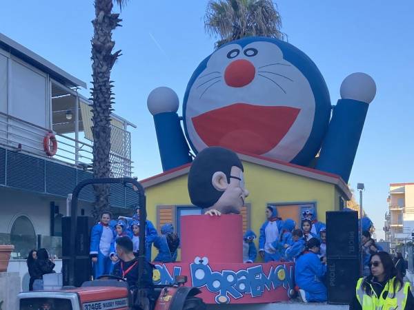 Il carnevale a Francavilla a Mare con la sfilata dei carri allegorici