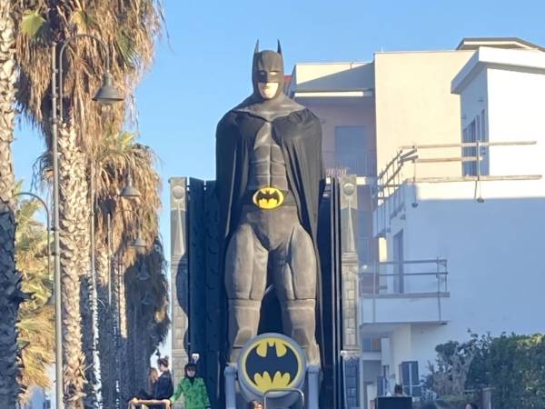 Il carnevale a Francavilla a Mare con la sfilata dei carri allegorici