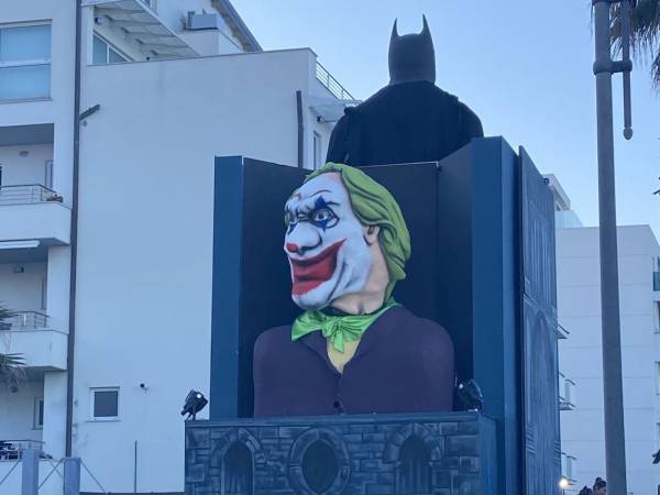 Il carnevale a Francavilla a Mare con la sfilata dei carri allegorici