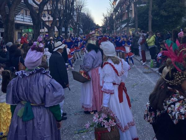 Il carnevale a Francavilla a Mare con la sfilata dei carri allegorici