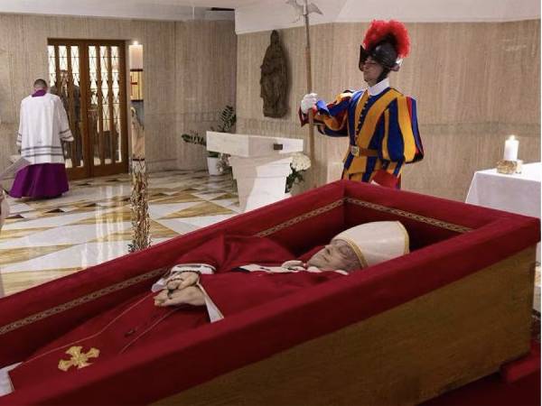 Il feretro del Papa oggi sarà traslato a San Pietro
